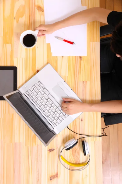 Werken aan een houten bureau — Stockfoto